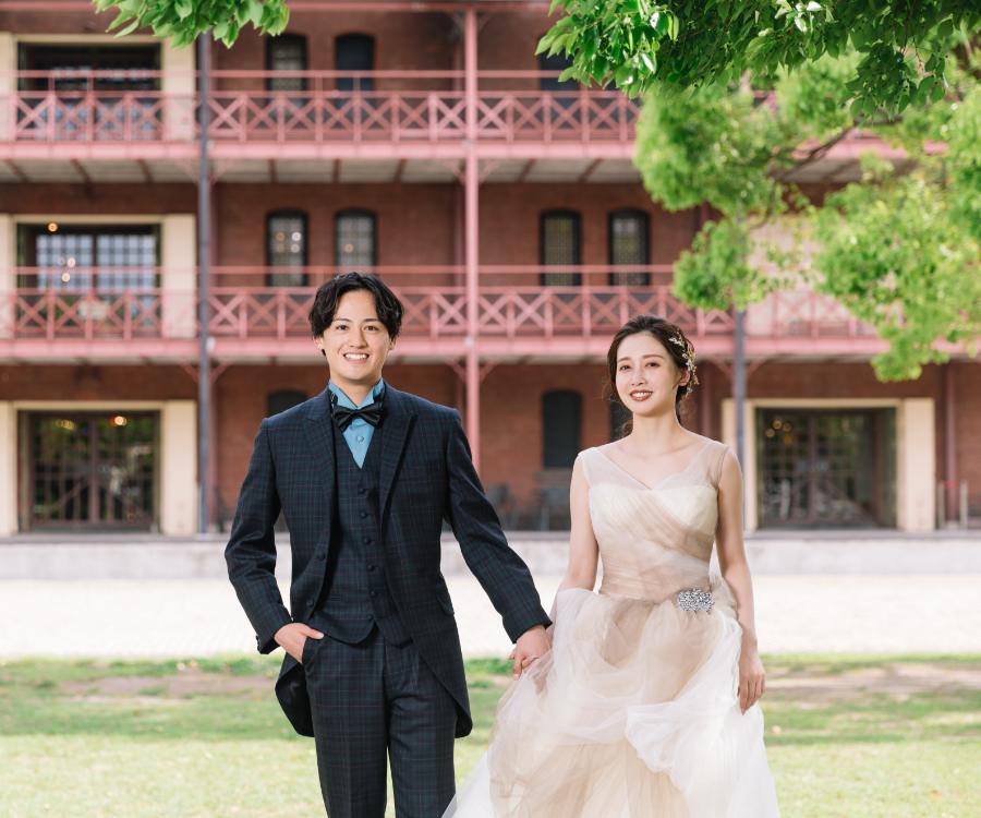 笑顔で手を繋いでいる新郎新婦様の結婚写真