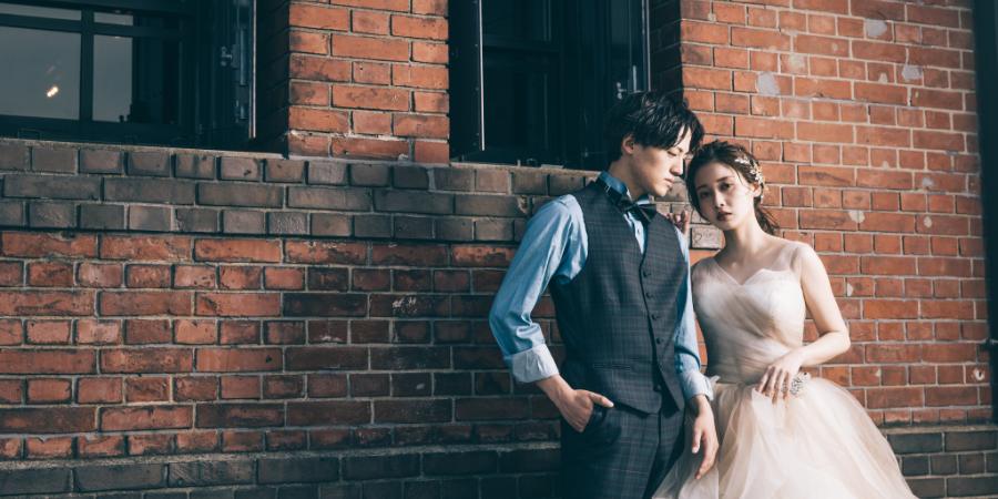 横浜赤レンガ倉庫の前でアンニュイな表情をした新郎新婦様の結婚写真