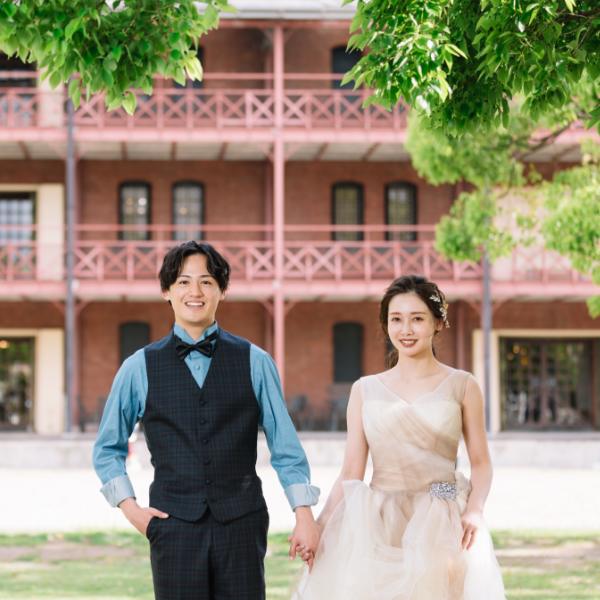 楽しそうに手を繋いでいる新郎新婦様の結婚写真