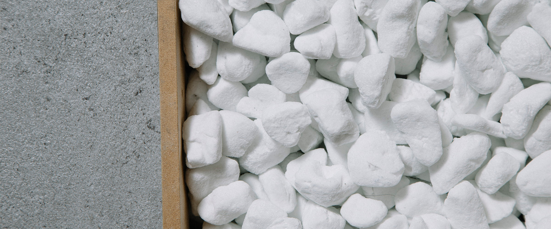 床に敷き詰められた白い軽石の写真