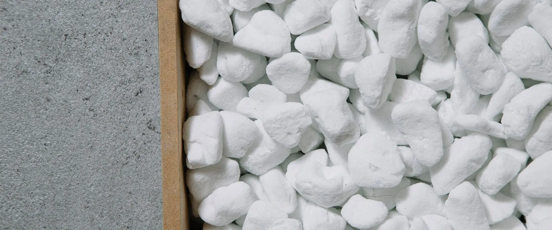 床に敷き詰められた白い軽石の写真