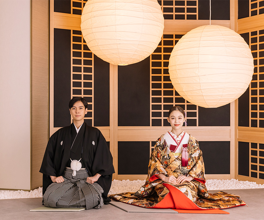 提灯のスタジオで正座している新郎新婦様の和装前撮り