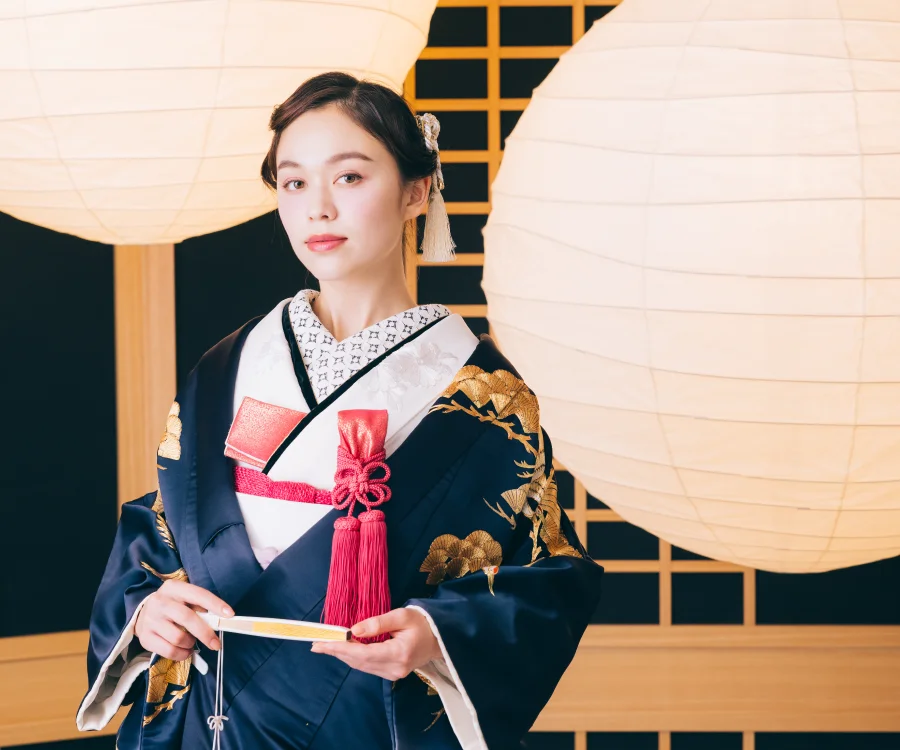 提灯のスタジオで正座している新郎新婦様の和装前撮り