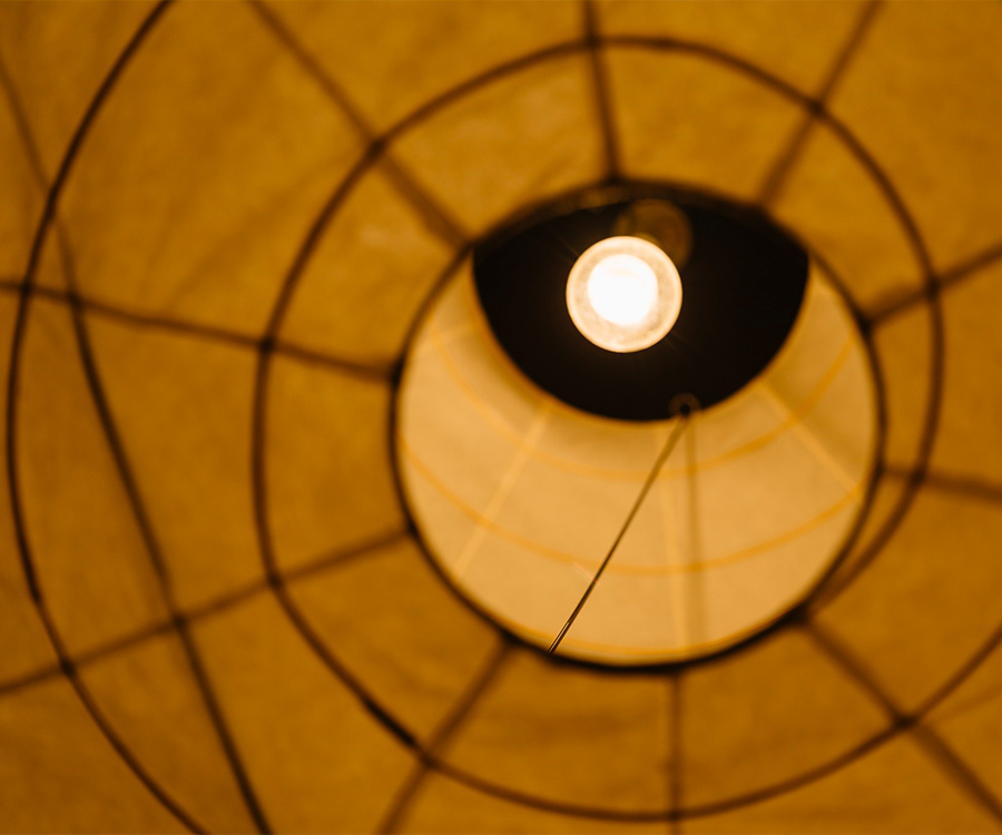 ぼんやりと光る提灯の内側の写真