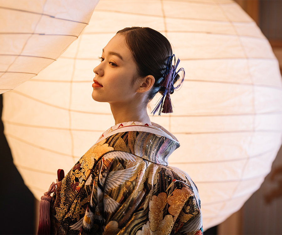 提灯の灯と新婦様のラインの対比が美しい結婚写真