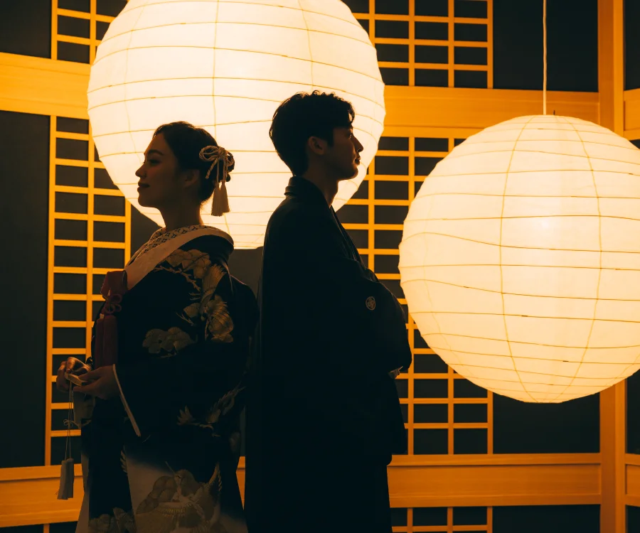 提灯の灯と新婦様のラインの対比が美しい結婚写真