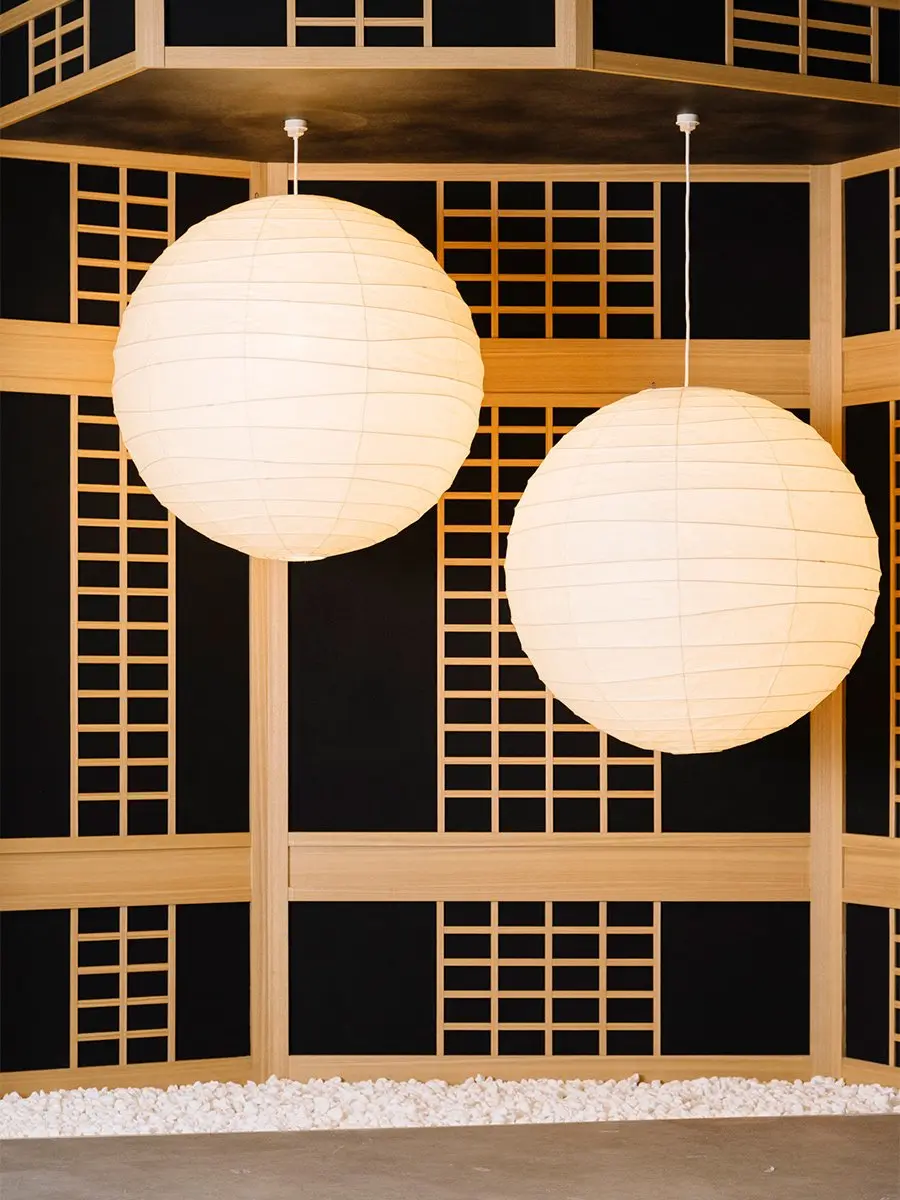 黒の漆喰壁と大きな2つの提灯のコントラストが美しいスタジオ