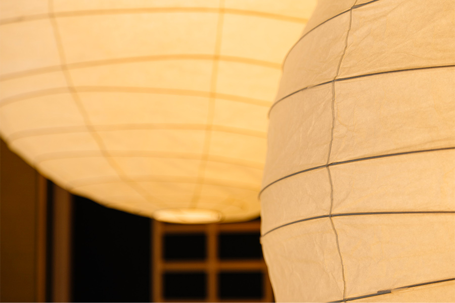 部屋をほのかに照らす提灯の写真