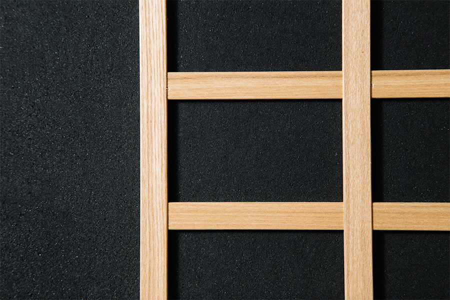 黒の漆喰壁と組子の協調が美しい写真