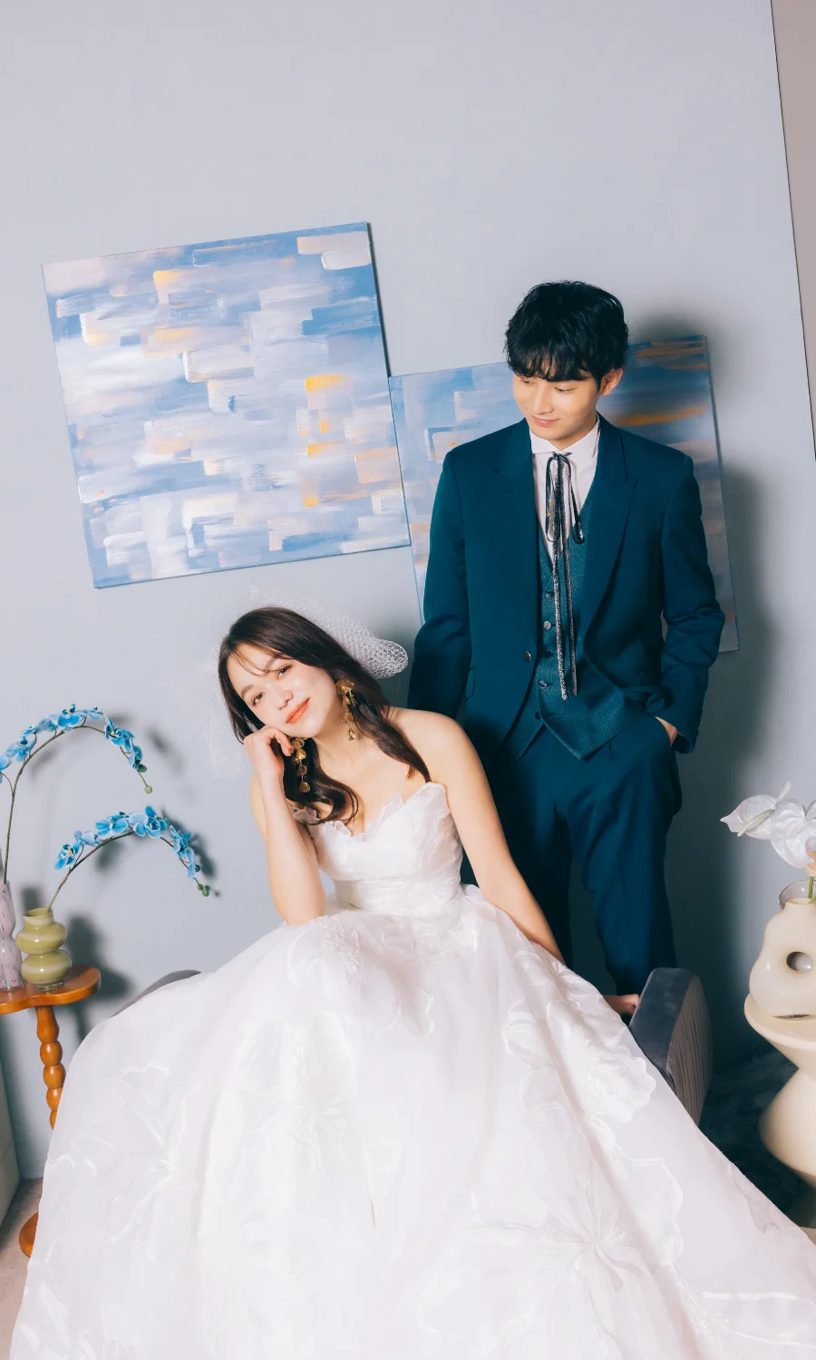 bleuのセットを背景に微笑んでいる新婦様のウェディングフォト