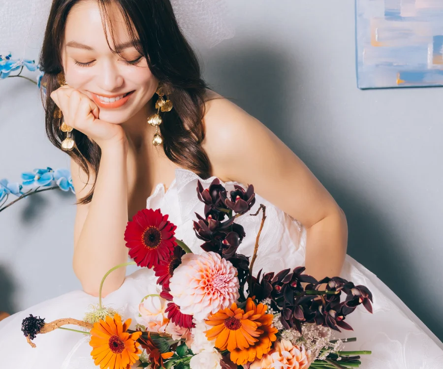 赤レンガとドライフラワーの調和が美しい写真