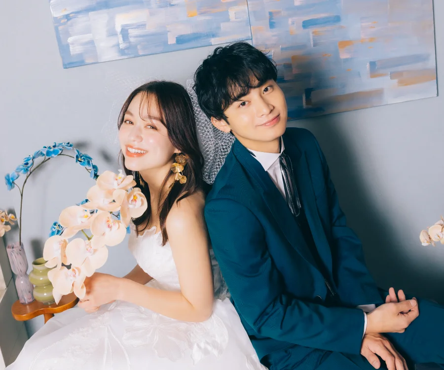 互いに微笑みあう新郎新婦様の結婚写真