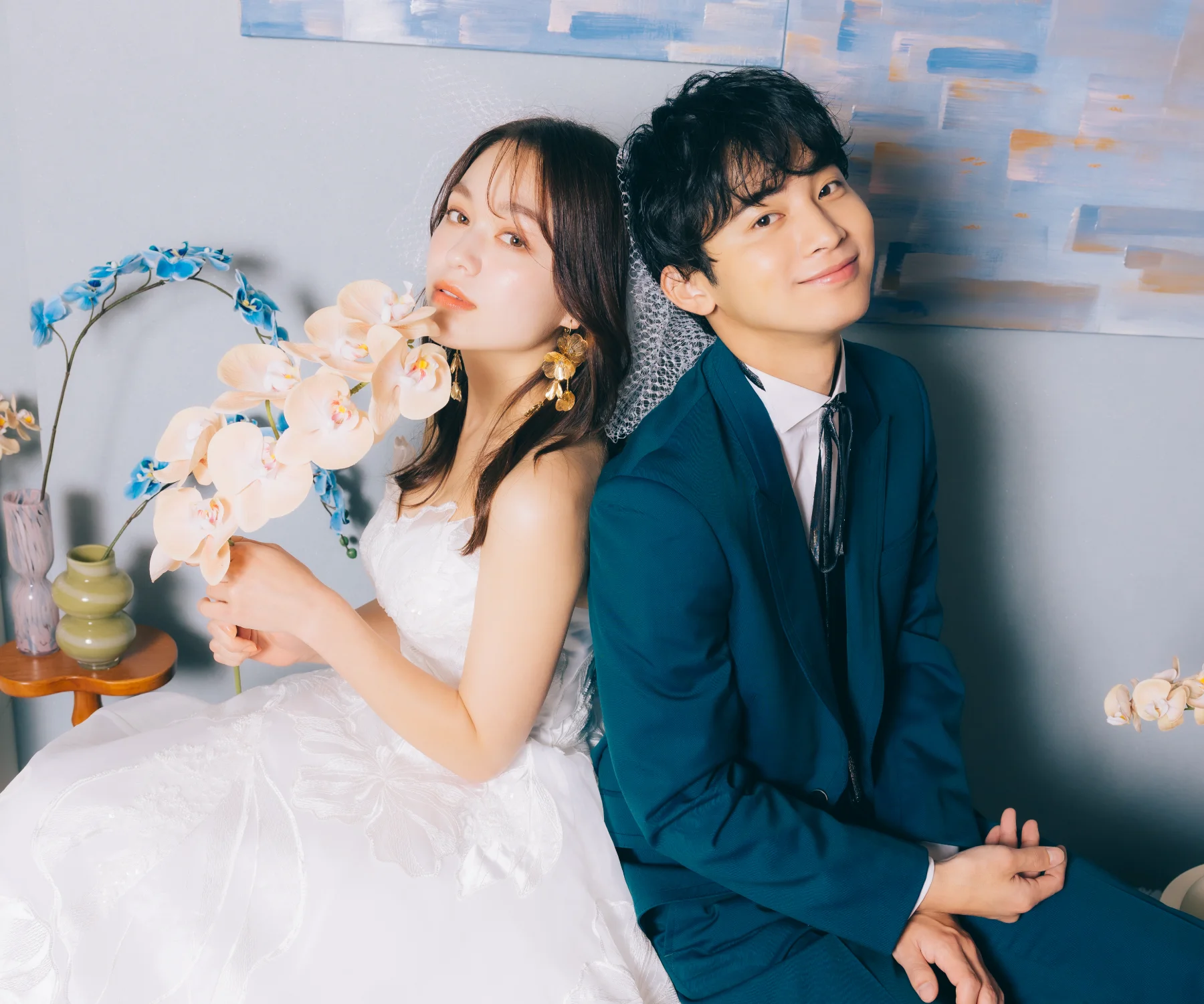 漆喰の壁から顔をのぞかせる赤レンガとレトロチックなドライフラワーのスタジオ