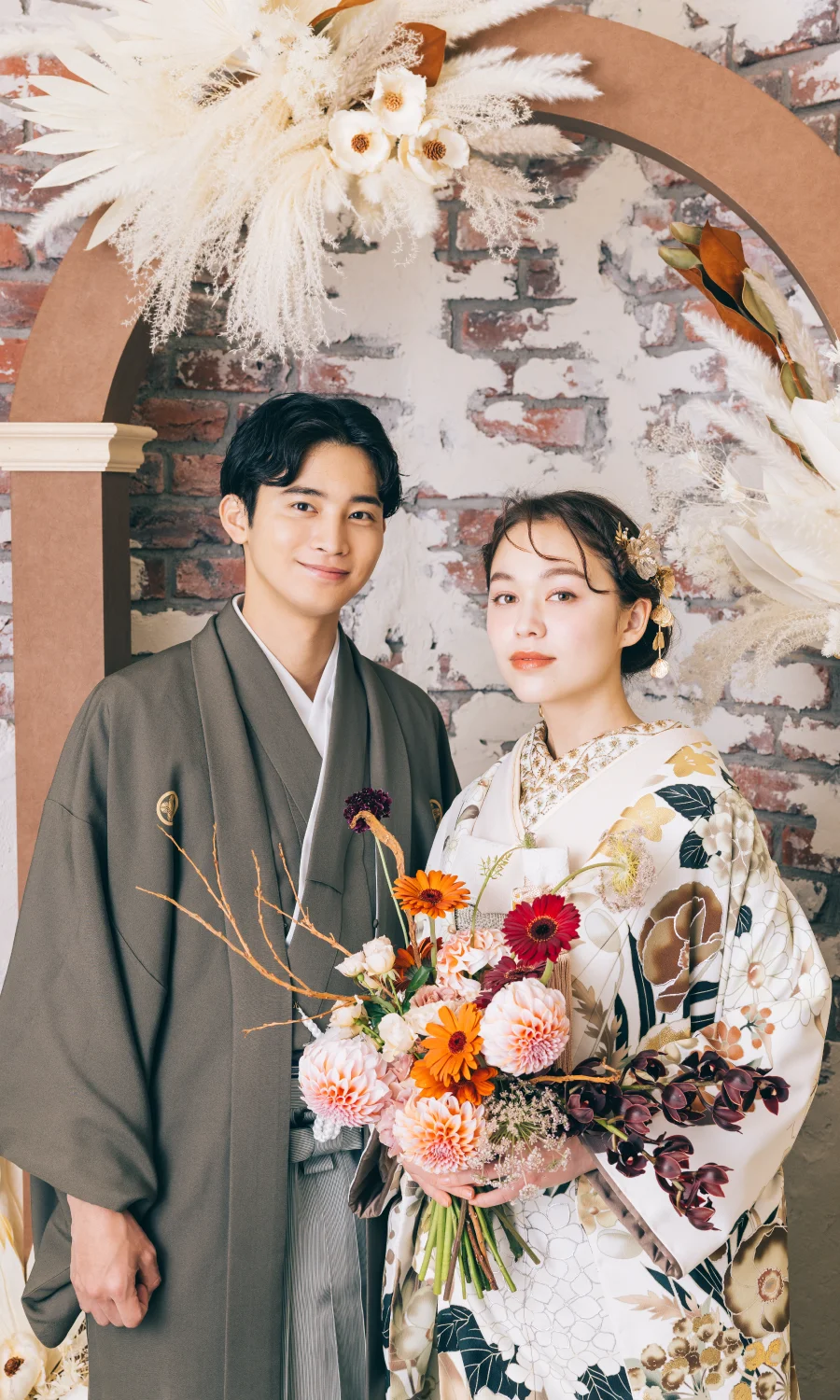 bohoのセットを背景に微笑んでいる新婦様のウェディングフォト