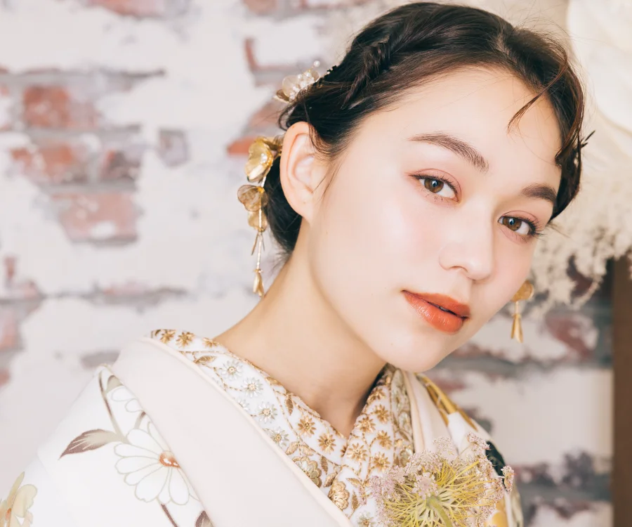 互いに微笑みあう新郎新婦様の結婚写真