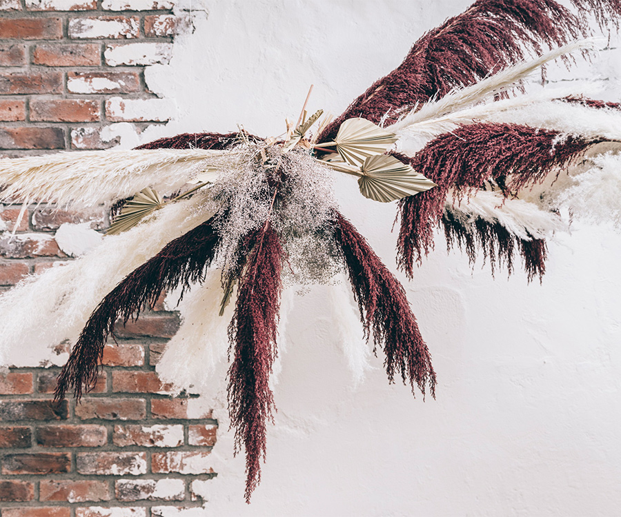 赤レンガとドライフラワーの調和が美しい写真