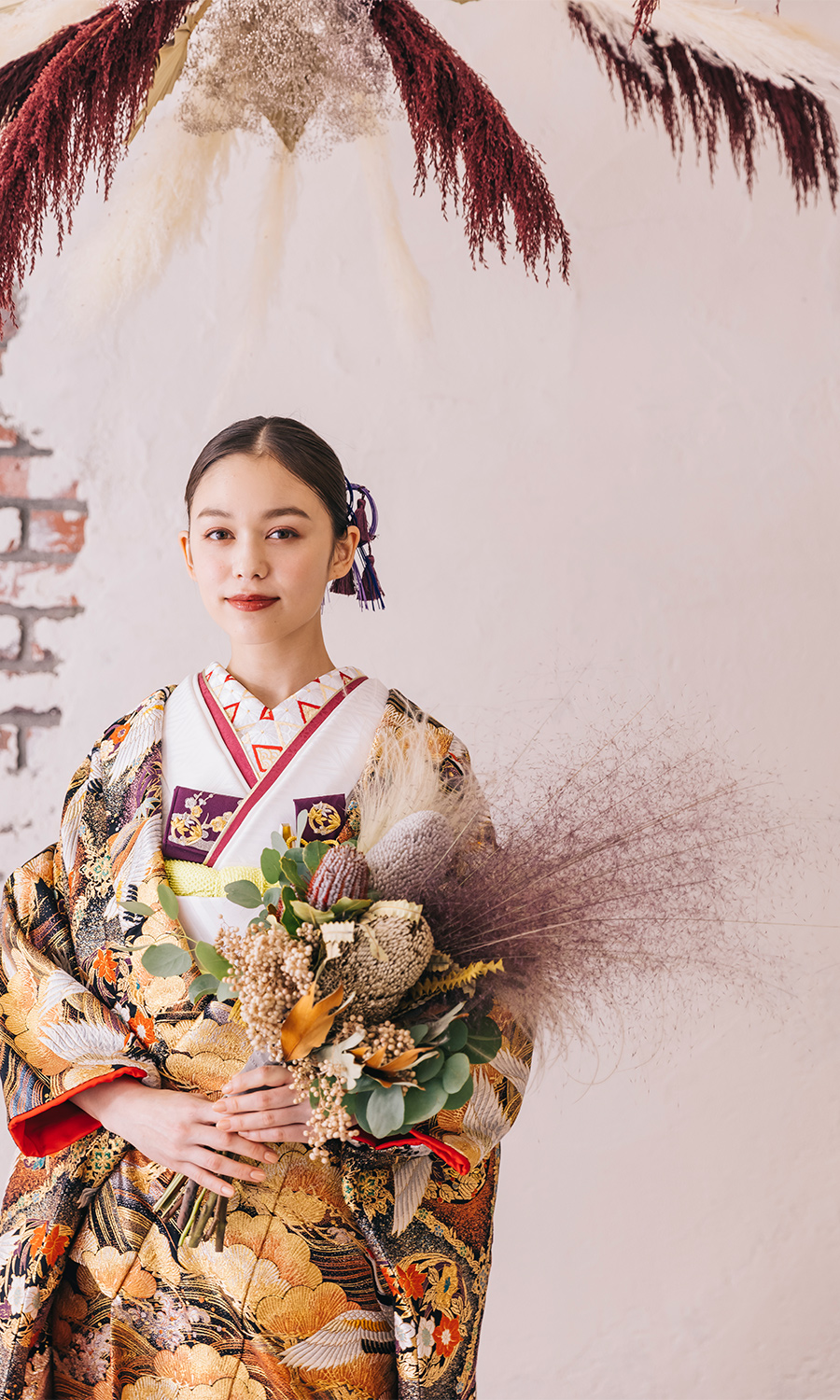打掛に馴染んだ花束を持つ新婦様の和装前撮り