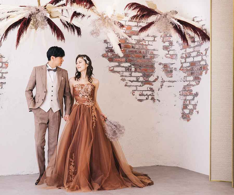 互いに微笑みあう新郎新婦様の結婚写真