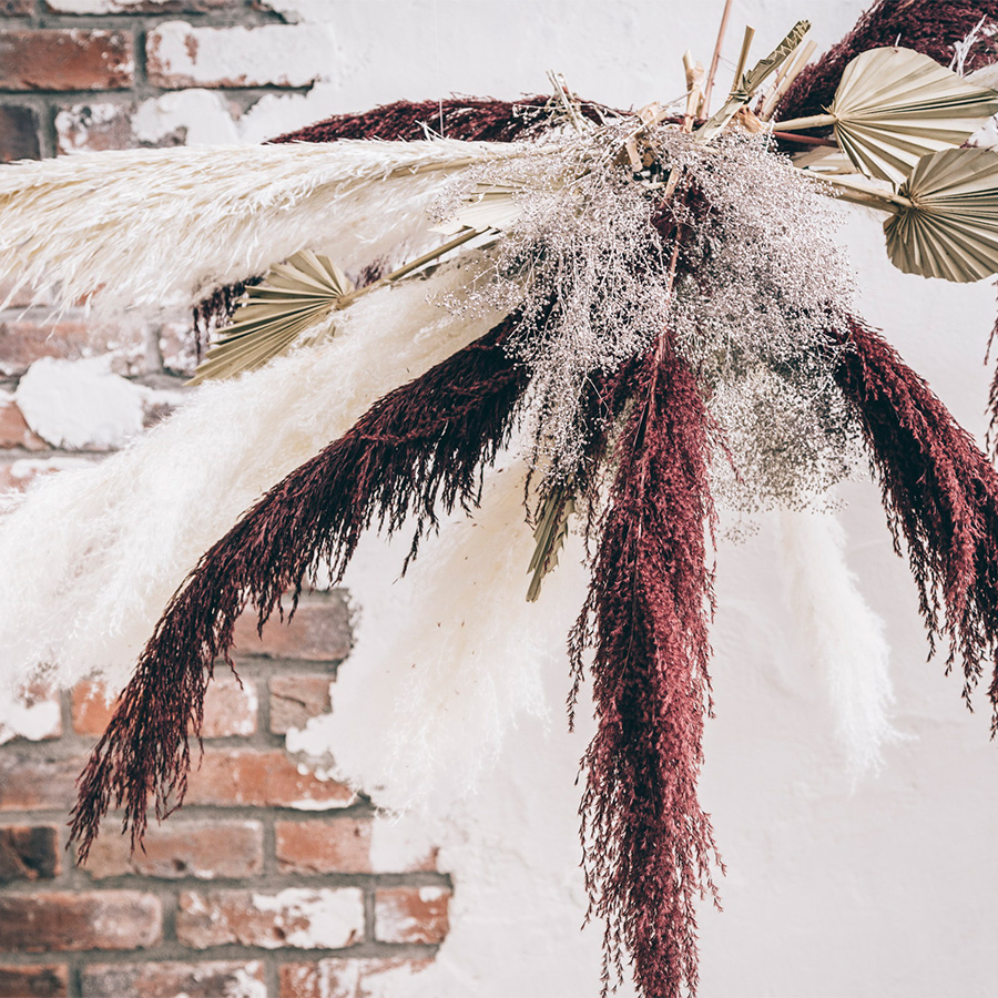 繊細でレトロチックなドライフラワーの写真