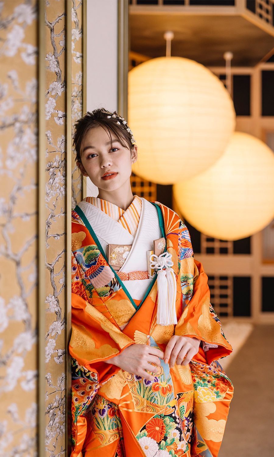 大きな提灯を背景にした新婦様のウェディングフォト