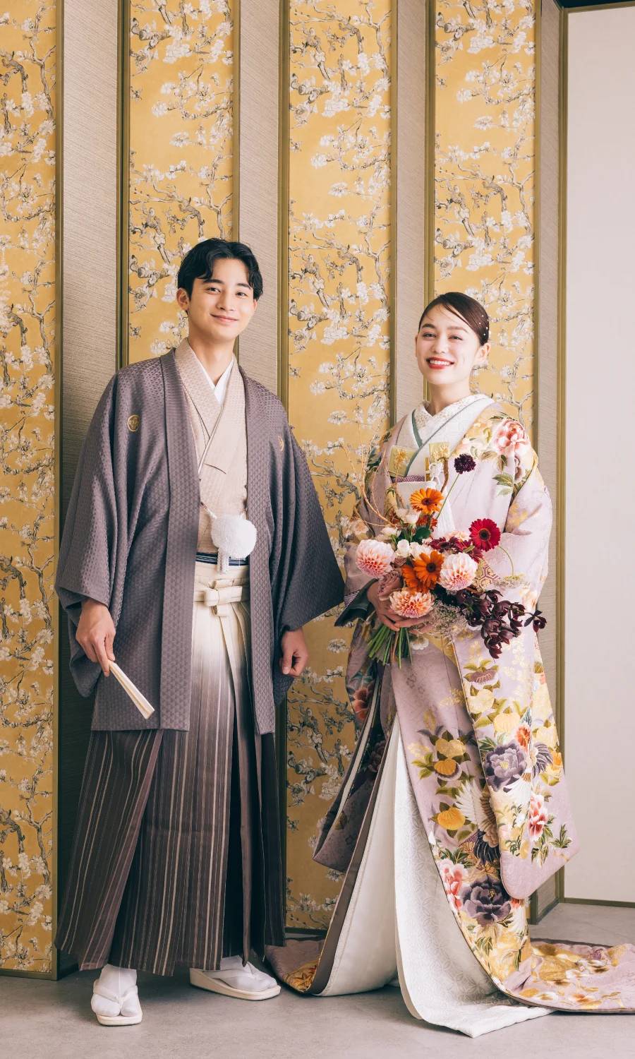 大きな提灯を背景にした新婦様のウェディングフォト