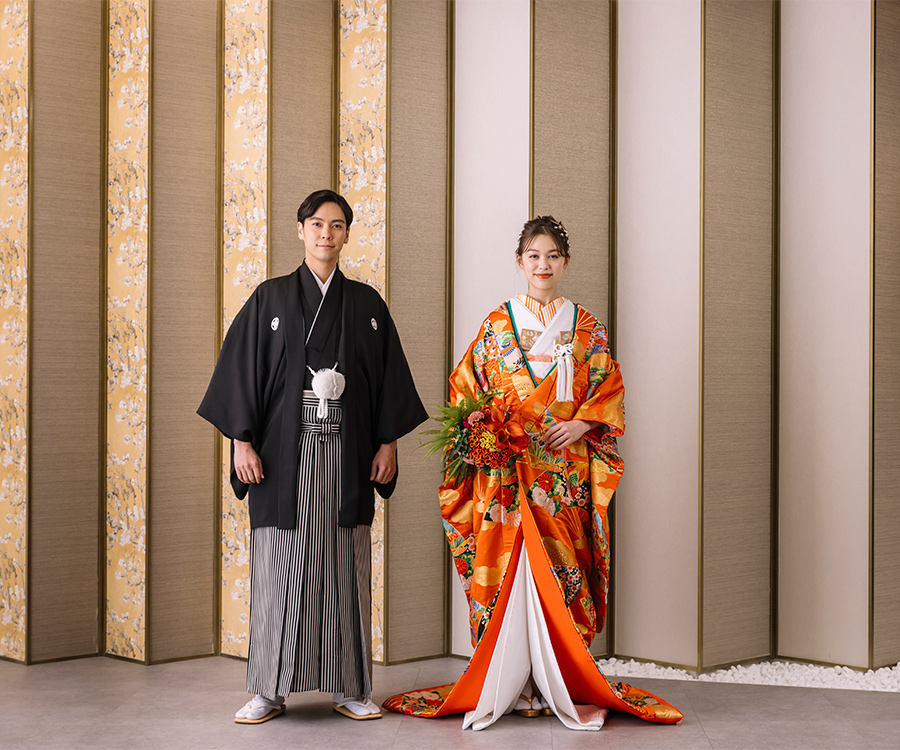 圧倒的な存在感の屏風を背景に撮る新郎新婦様の結婚写真