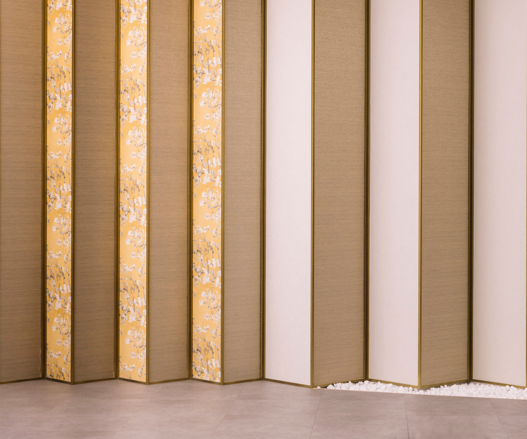 ゴッホの筆と梅と鶴の吉祥文様が美しい金屏風のスタジオ