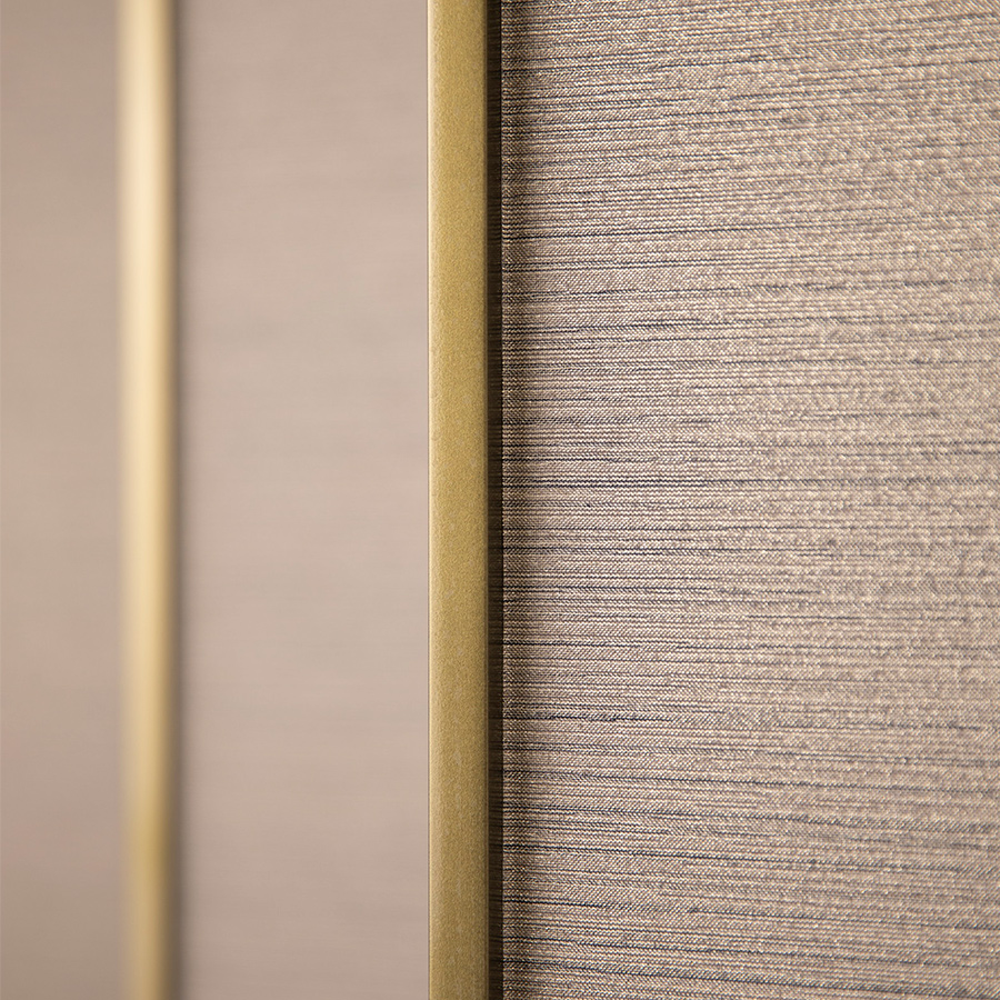 質感のあるゴールドが屏風に配置されている写真