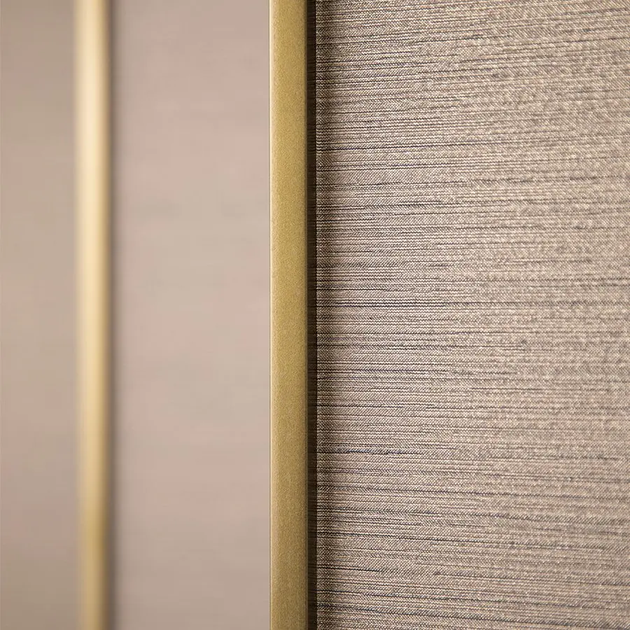 質感のあるゴールドが屏風に配置されている写真