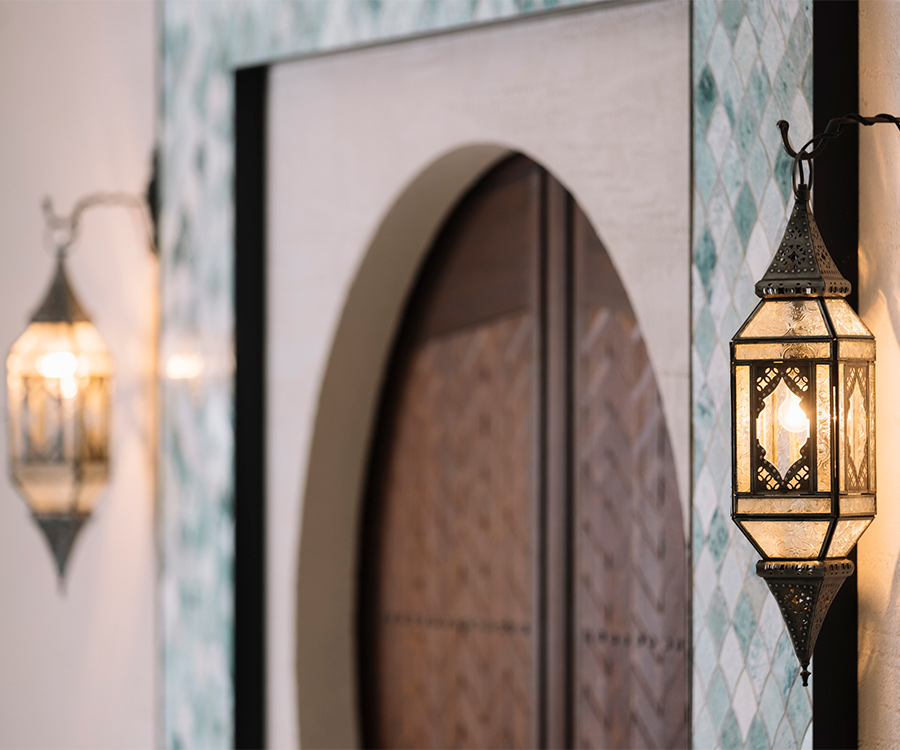 色打掛とドアの対照が美しい新婦様の結婚写真