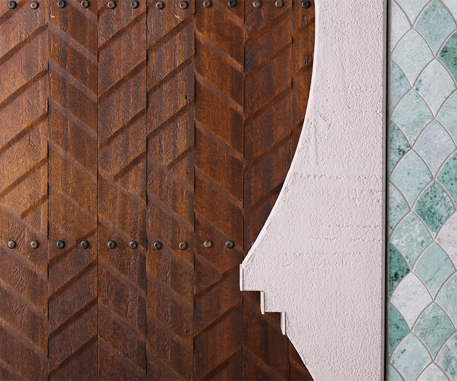 ブーケを抱えた新婦様のウェディングフォト