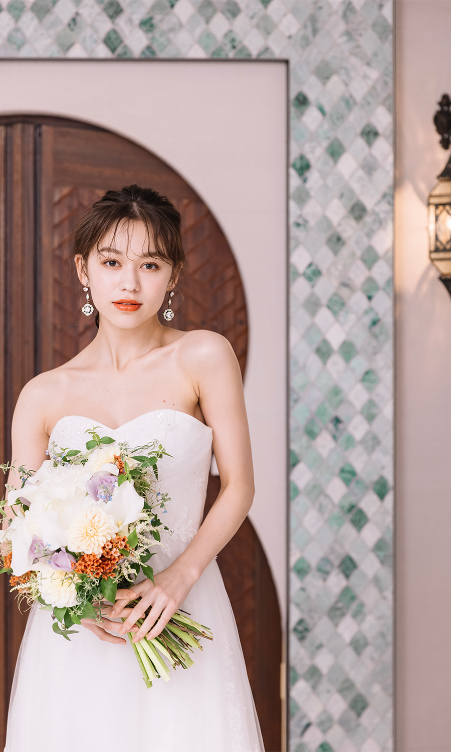 引き合わせが綺麗なドアとランプの写真