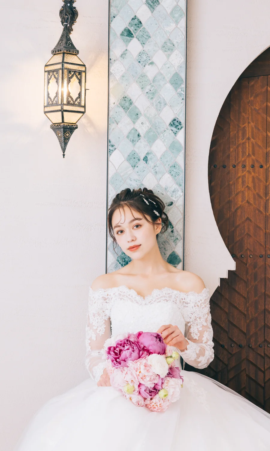 引き合わせが綺麗なドアとランプの写真