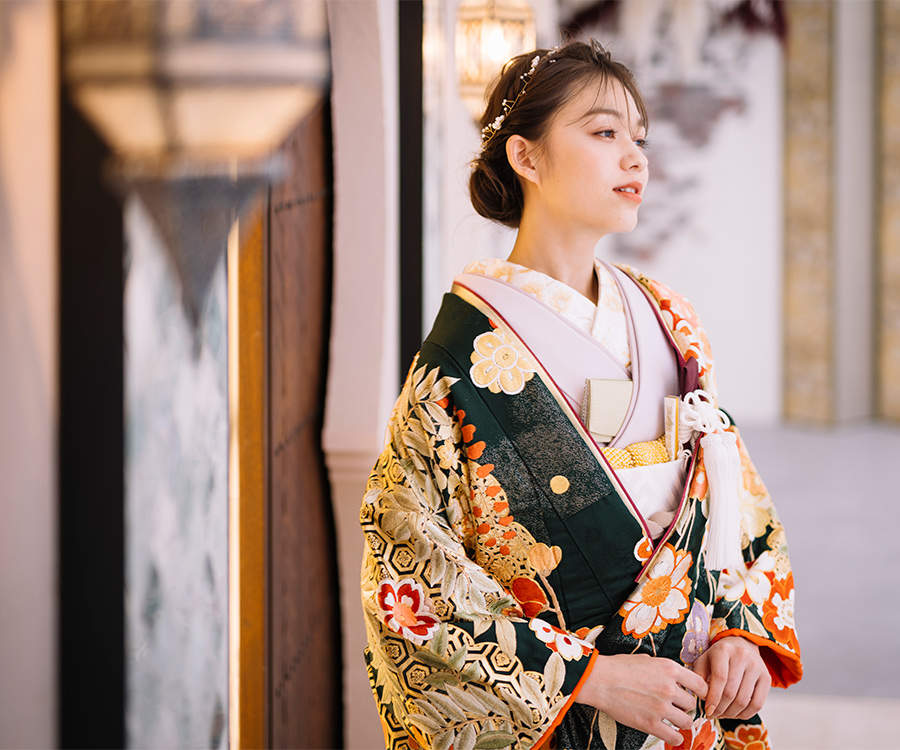 可愛らしい模様のタイルとドアの写真