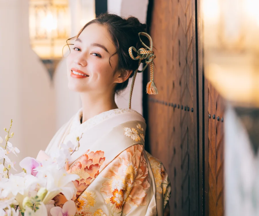 可愛らしい模様のタイルとドアの写真