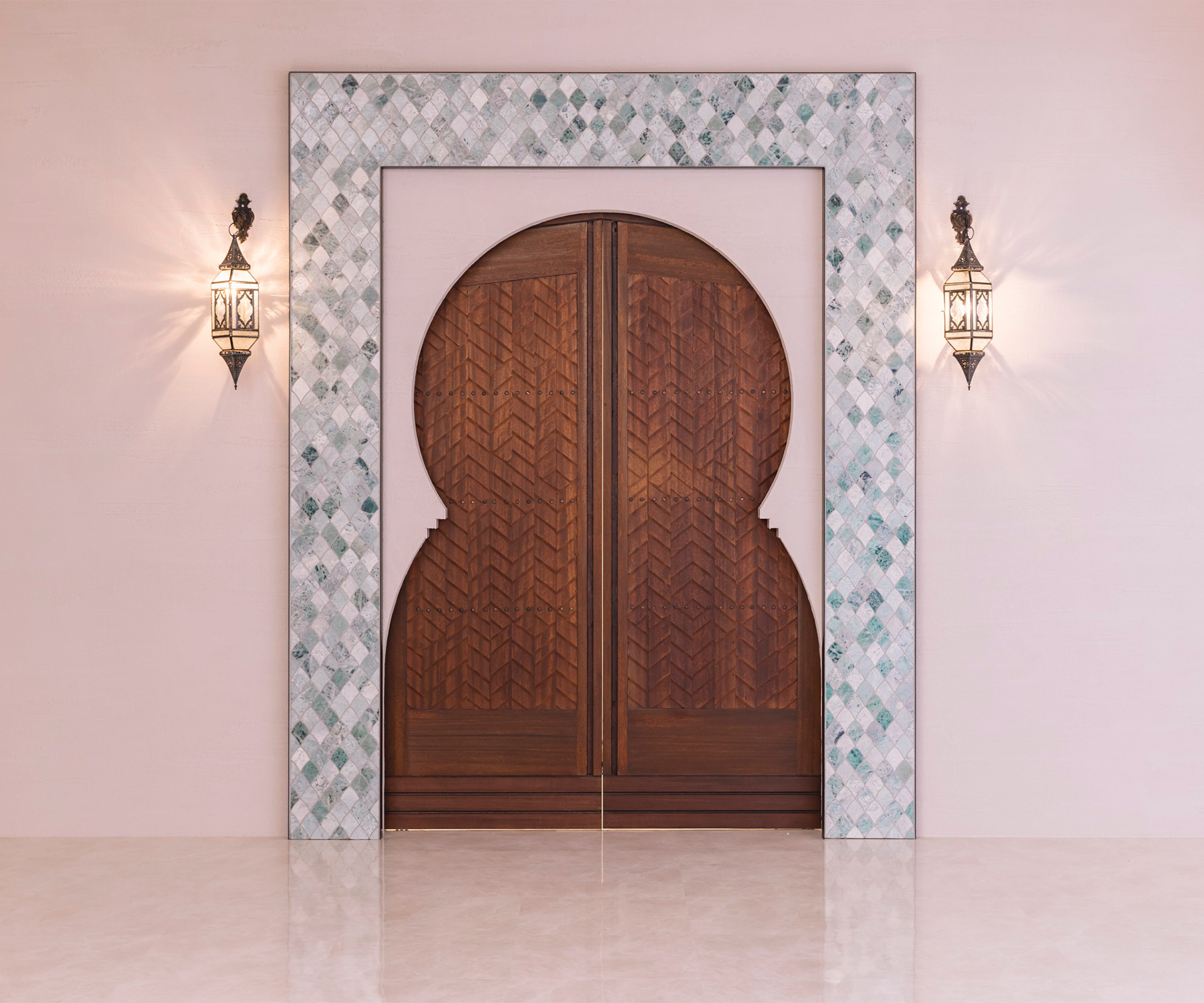 存在感のある扉とトーンの異なるタイルがエキゾチックなスタジオ