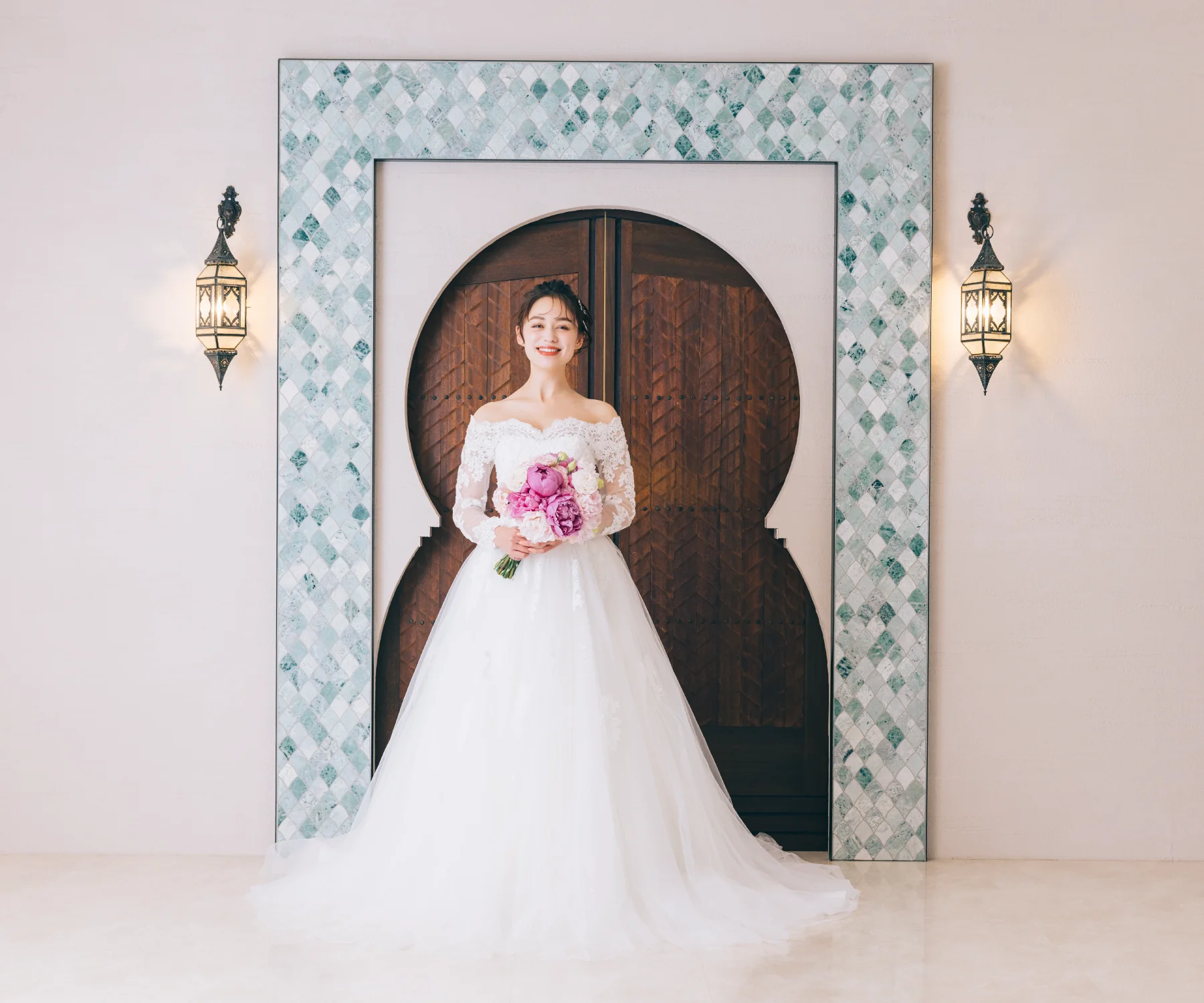 存在感のある扉とトーンの異なるタイルがエキゾチックなスタジオ