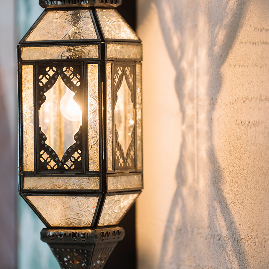 ぼんやりと光るランプが辺りを照らしている様子