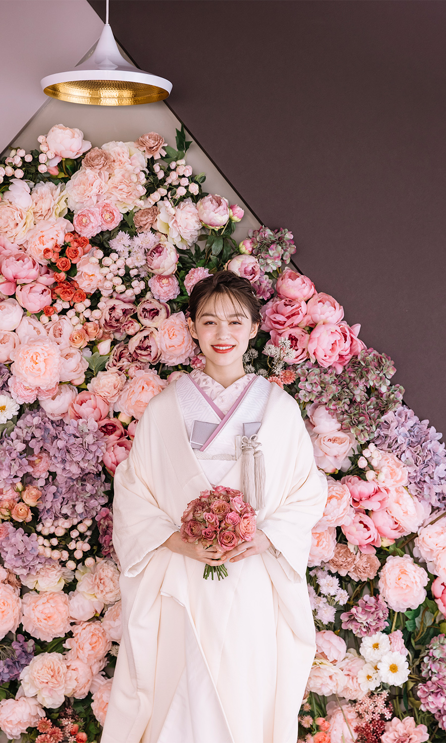 花に囲まれた新婦様のソロショット
