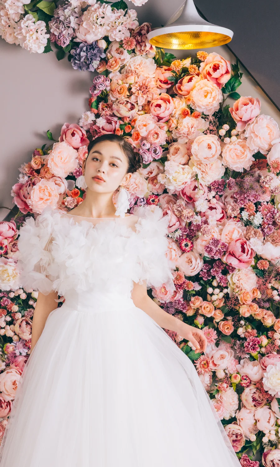 花に囲まれた新婦様のソロショット