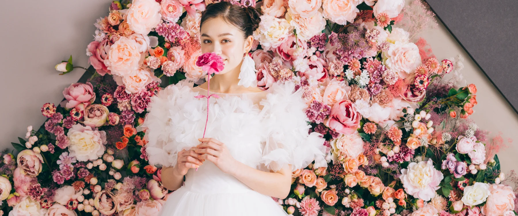 ソファの上で談笑する新郎新婦様のウェディングフォト