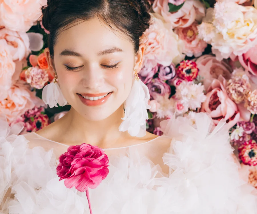 ソファの上で談笑する新郎新婦様のウェディングフォト