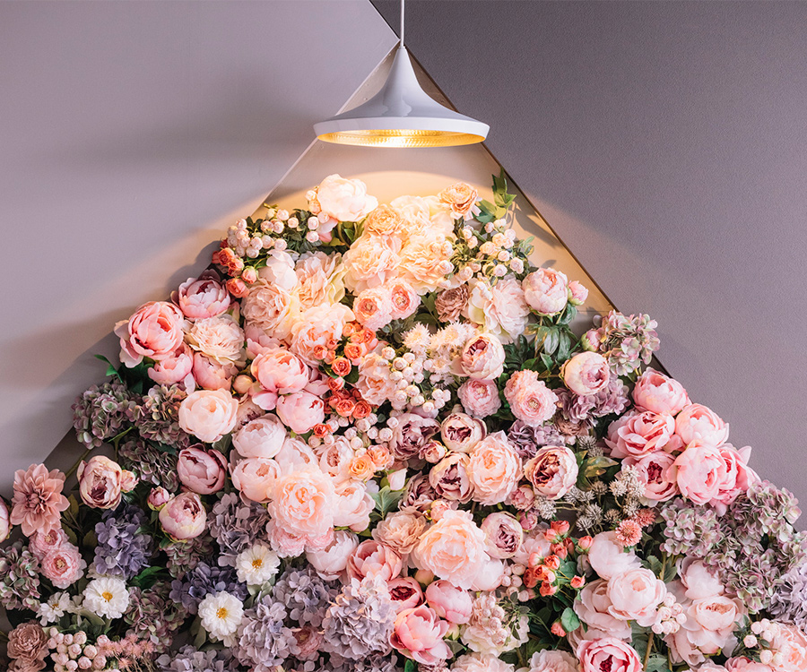 ランプシェードで照らされた濃淡のあるバラの写真