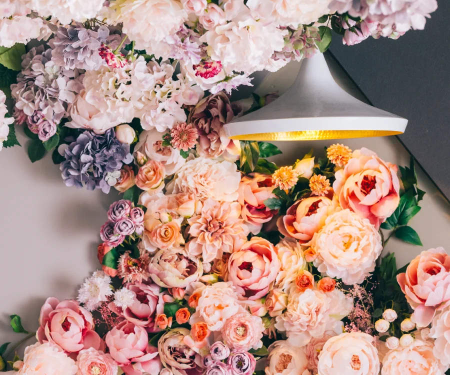 ランプシェードで照らされた濃淡のあるバラの写真