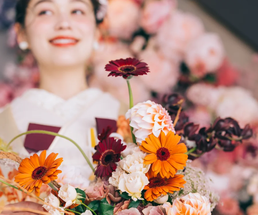 ピンクのソファに据えられたバラの写真