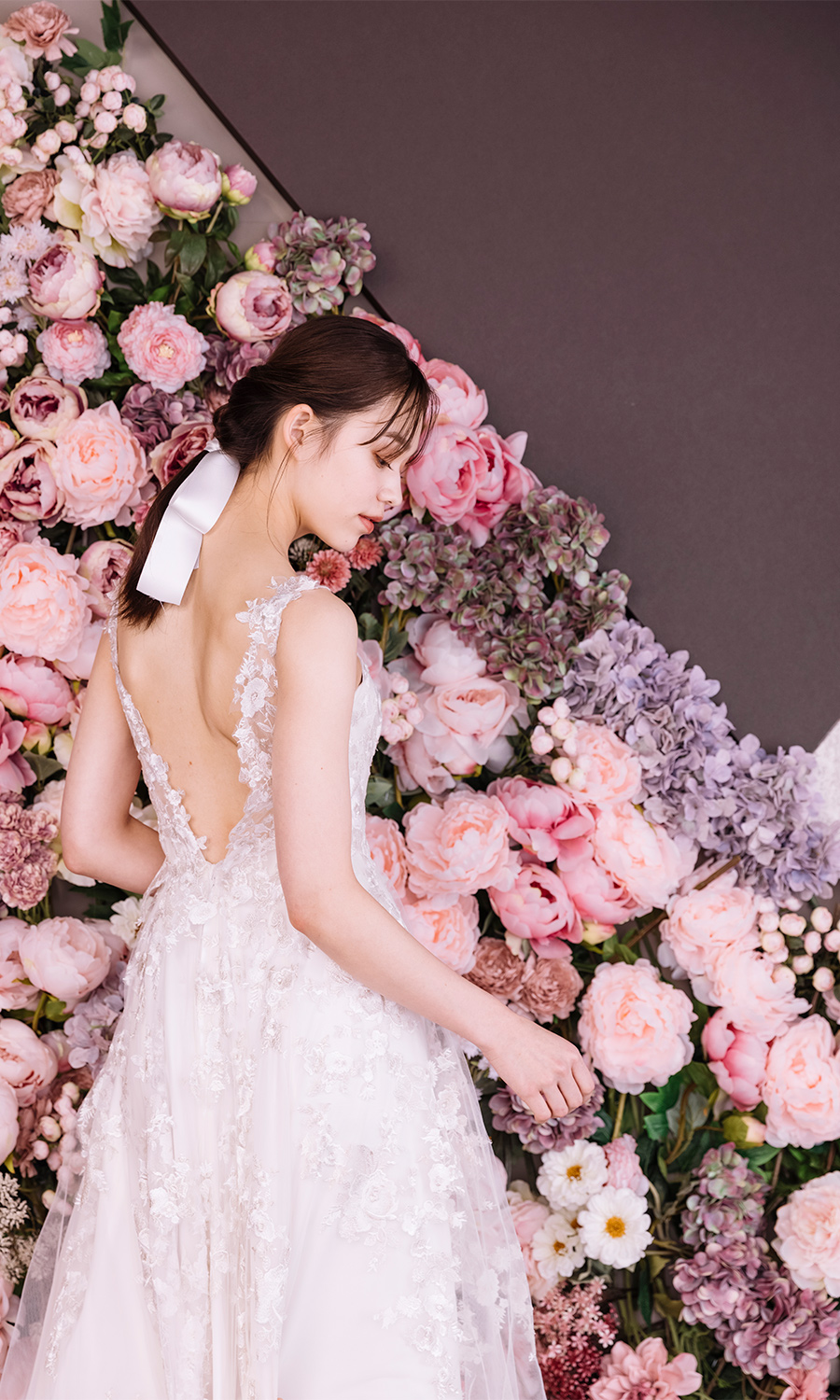 儚げな表情をした新婦様の後ろ姿