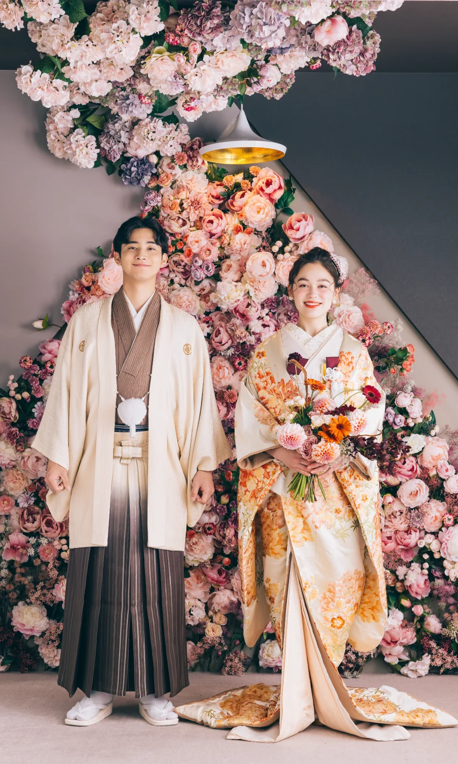 儚げな表情をした新婦様の後ろ姿