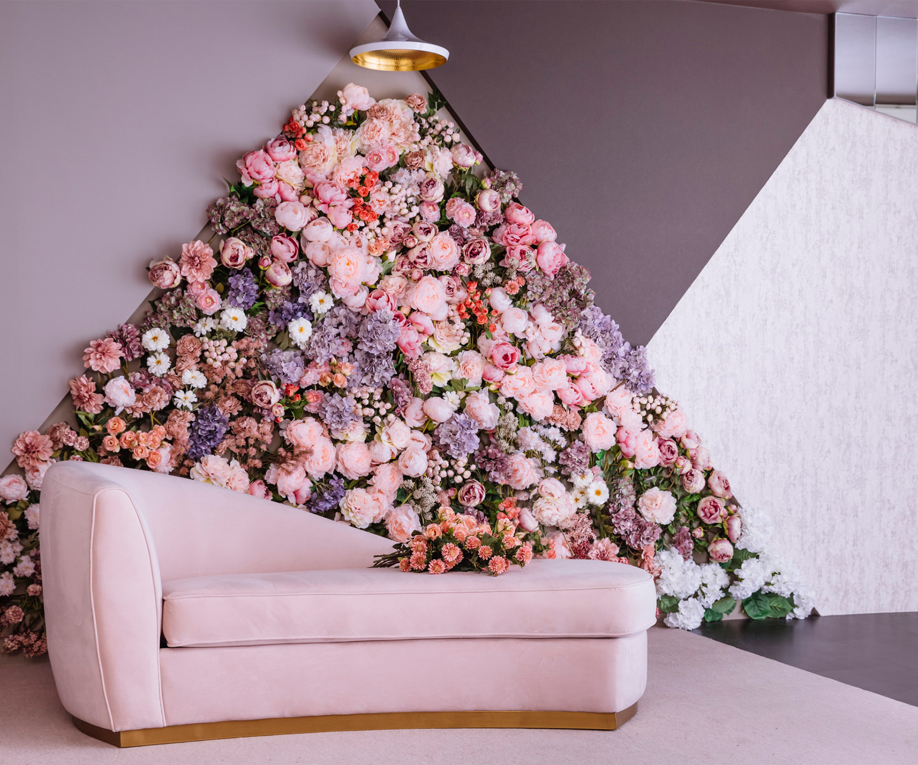 沢山の花と優美なピンクのソファがロマンティックなスタジオ