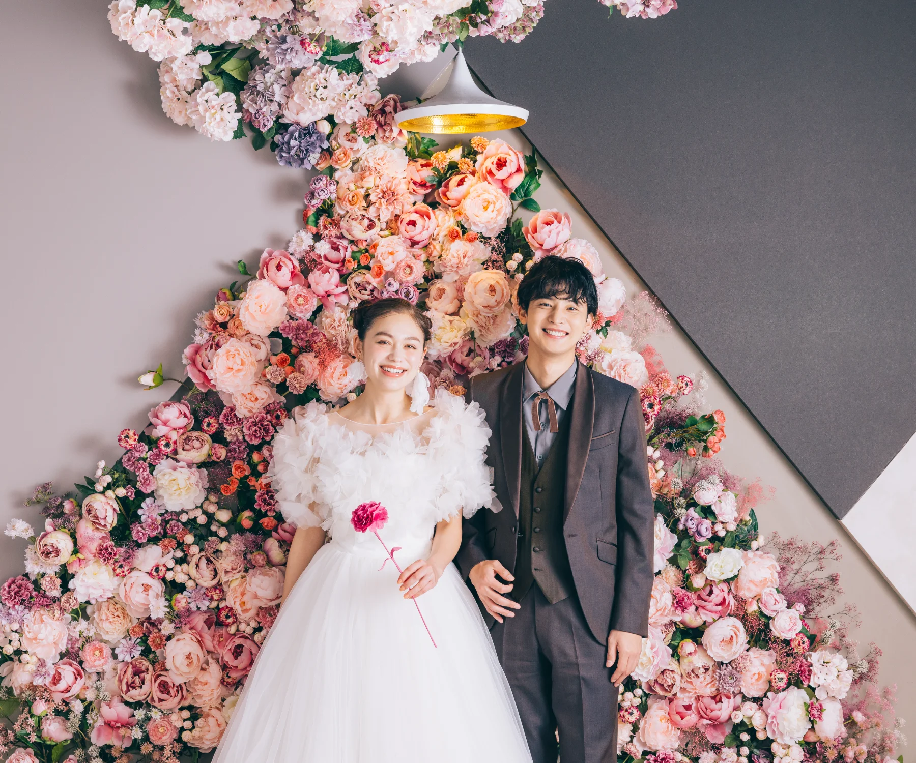 沢山の花と優美なピンクのソファがロマンティックなスタジオ