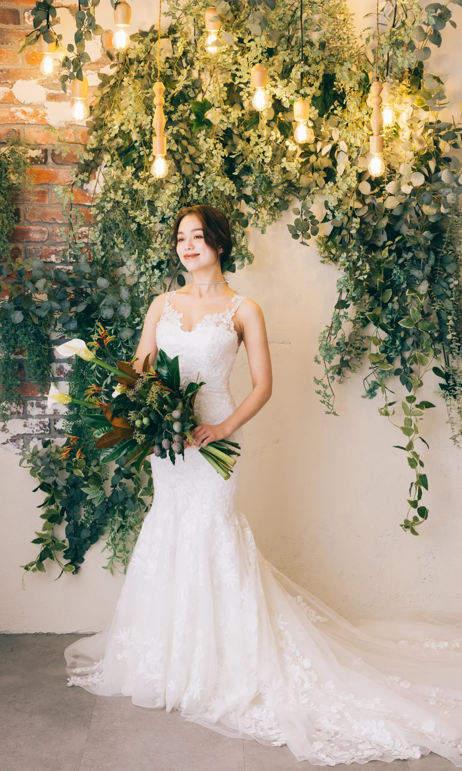 gardenのセットを背景に微笑んでいる新婦様のウェディングフォト